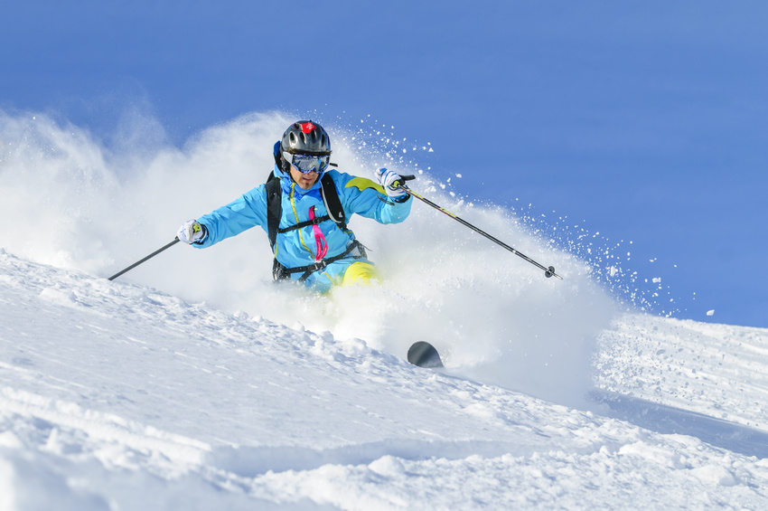 in Pulverschnee eintauchen